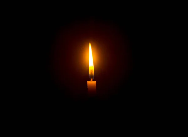 葬礼或追悼会上 在教堂桌子上黑色或深色背景的橙色蜡烛上 点燃着一盏灯或一盏灯 并留有复制的空间 — 图库照片