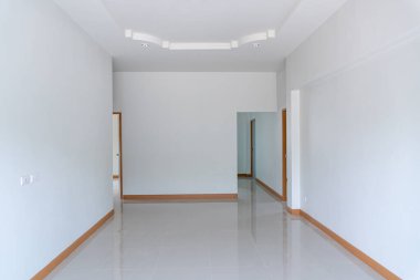 Yeni bitmiş evdeki beyaz duvarlı boş oturma odası ziyaretçi müşterilere sunulmaya hazır..