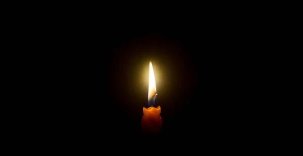 Jediný Hořící Plamen Svíčky Nebo Světlo Svítí Oranžové Svíčce Černém — Stock fotografie