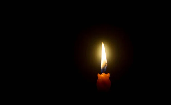 Одне Палаюче Свічкове Полум Або Світло Світиться Спіральній Помаранчевій Свічці — стокове фото