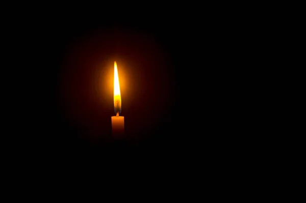 Jediný Hořící Plamen Svíčky Nebo Světlo Svítí Oranžové Svíčce Černém — Stock fotografie