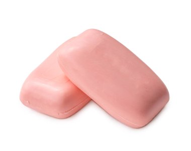 Üst üste iki kuru pembe sabun çubuğu kırpma yolu ile beyaz arkaplanda izole edilir.