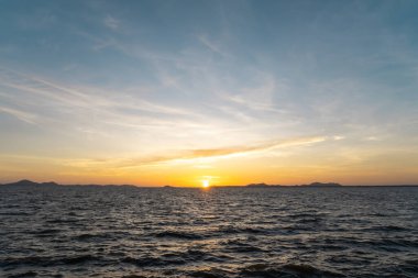 Güneş, Tayland 'ın güneyinde açık ve güzel mavi gökyüzü ile batıyor ya da yükseliyor.