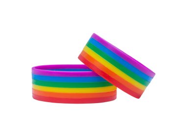 İki renkli gökkuşağı bilekliği, lgbtq + insan sembolü kırpma yolu ile beyaz arkaplanda izole edilmiştir. lgbtq + bileklik kavramı, Haziran ayının Onur Ayı 'ndaki lgbtq + topluluğunun dünya dışı etkinliğini desteklemek ve katılmak için takılıyor 