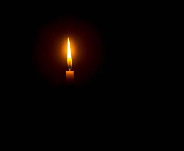 Eine Einzige Brennende Kerzenflamme Oder Ein Licht Leuchtet Auf Einer — Stockfoto