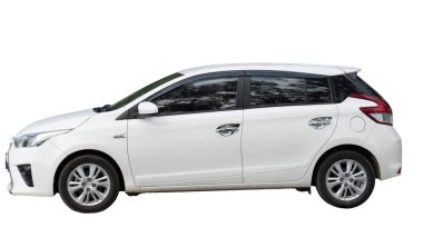 beyaz hatchback araba kırpma yolu ile beyaz arka planda izole edilir.