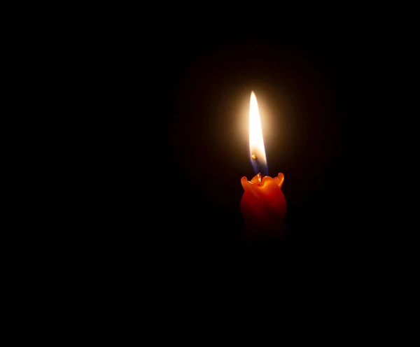 Ένα Ενιαίο Κερί Καύση Φλόγα Φως Είναι Λαμπερό Πορτοκαλί Κερί — Φωτογραφία Αρχείου