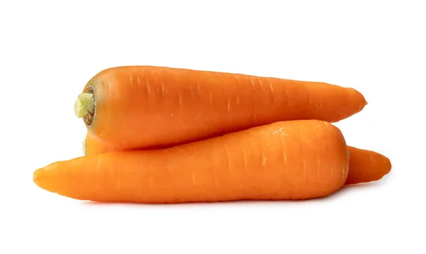 在白色背景下 用剪切法分离了堆放在堆栈中的3只新鲜橙色胡萝卜 关闭健康蔬菜根系 — 图库照片