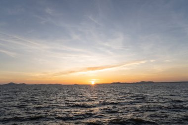 Güzel gökyüzü ışığının doğal arkaplan dokusu sabah veya akşam garip bulutlarla birlikte deniz kenarında çekilmiştir..