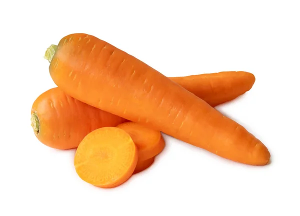 两个新鲜的橙子胡萝卜片在堆栈中 在白色背景下与剪切路径分离 关闭健康蔬菜根系 — 图库照片