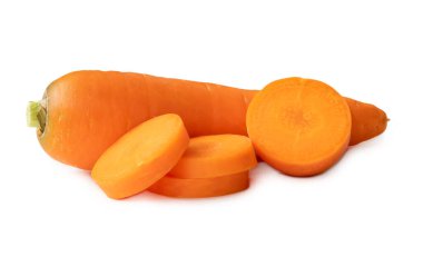 Dilimlenmiş tek bir taze turuncu havuç kesme yolu ile beyaz arka planda izole edilir. Sağlıklı sebze kökünü kapatın. 