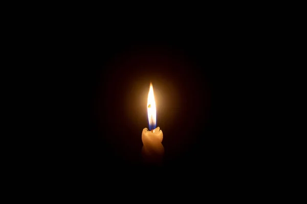 Jediný Hořící Plamen Svíčky Nebo Světlo Svítí Bílém Spirálovém Svíčce — Stock fotografie