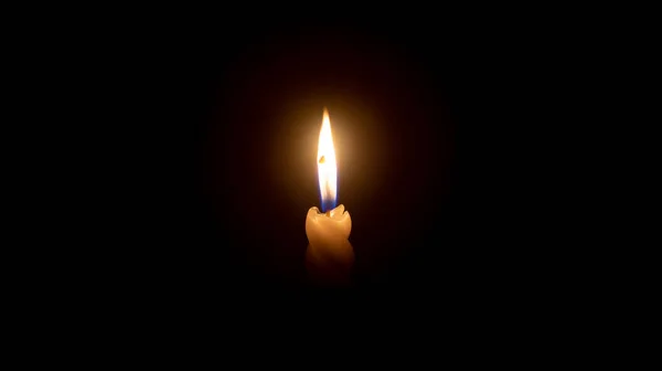 葬礼或追悼会上 在教堂桌子上黑色或深色背景的白色螺旋蜡烛上 点燃着一盏灯或一盏灯 并留有复制的空间 — 图库照片