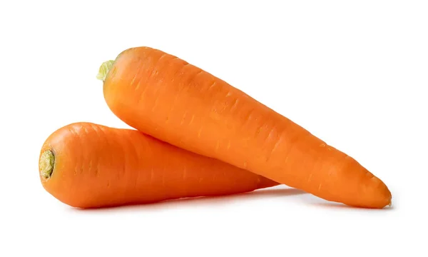 两个新鲜的橙子胡萝卜在白色背景下被分离出来 并有切割路径 关闭健康蔬菜根系 — 图库照片