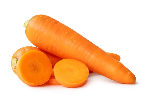 两个新鲜的橙子胡萝卜片在堆栈中 在白色背景下与剪切路径分离 关闭健康蔬菜根系 — 图库照片