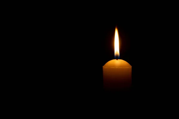 Eine Einzige Brennende Kerze Oder Ein Licht Glüht Auf Einer — Stockfoto