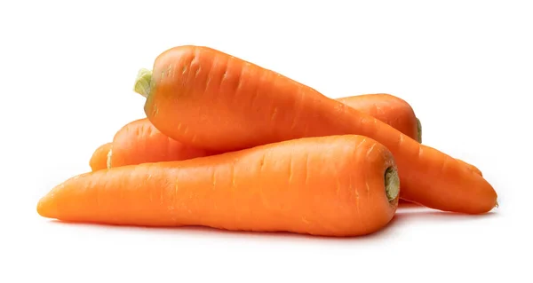 スタック内の新鮮なオレンジニンジンはクリッピングパスを持つ白い背景に隔離されています 健康な野菜の根の閉鎖 — ストック写真