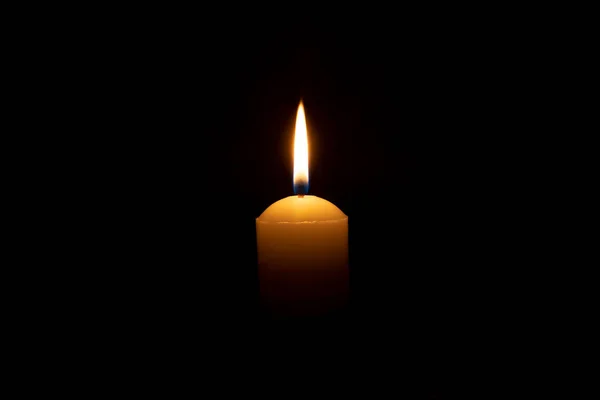 葬礼或追悼会上 在教堂桌子上黑色或深色背景的大黄蜡烛上 点燃着一盏灯或一盏灯 并留有复制的空间 — 图库照片