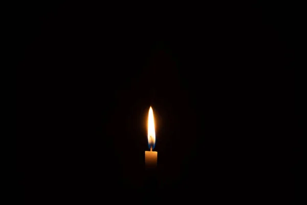葬礼或追悼会上 在教堂桌子上黑色或黑色背景的白色小蜡烛上 点燃着一盏灯或一盏灯 并留有复制的空间 — 图库照片