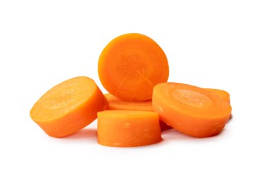 Taze, güzel havuç dilimleri beyaz arka plan cadı kesme yolunda izole edilir. Ön görünüm.