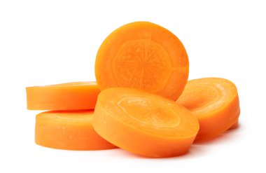 Yığınla taze havuç dilimleri beyaz arka plan cadı kırpma yolunda izole edilir. Ön görünüm.