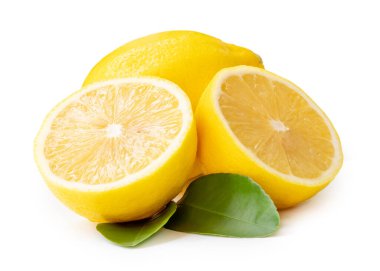 İki yarısı ve yaprakları olan tek ve güzel sarı limonlar kesme yolu ile beyaz arka planda izole edilir..
