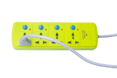 Yeşil soketin ve beyaz elektrik prizinin üst görüntüsü beyaz arka planda kırpma yolu ile izole edilmiştir. Konut, işyeri veya evde güvenli ve tasarruflu güç kullanımı kavramı