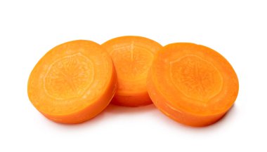 Yığınla taze havuç dilimleri beyaz arka plan cadı kırpma yolunda izole edilir. Ön görünüm.