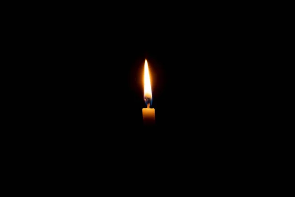 葬礼或追悼会上 在教堂桌子上黑色或黑色背景的白色小蜡烛上 点燃着一盏灯或一盏灯 并留有复制的空间 — 图库照片