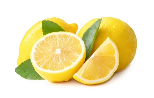 Два Целых Свежих Красивых Желтых Лимона Половинкой Ломтика Листья Изолированы Стоковое Фото