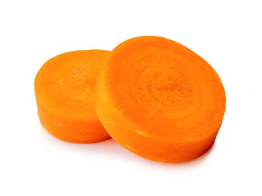 Yığınla taze havuç dilimleri beyaz arka plan cadı kırpma yolunda izole edilir. Ön görünüm.