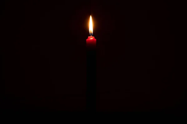 Egyetlen Égő Gyertya Láng Vagy Fény Világít Egy Kis Piros — Stock Fotó