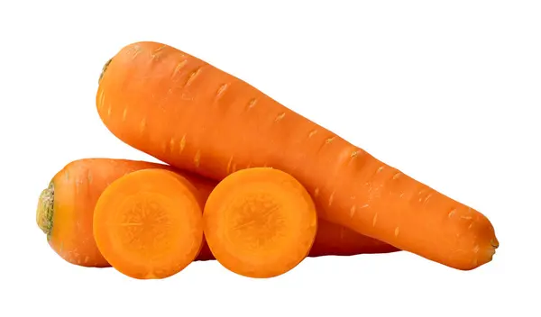 スタックのスライスが付いている2つの美しい新鮮なオレンジ色のニンジンはクリッピングパスが付いている白い背景で隔離されます 健康な野菜の根を閉じる — ストック写真