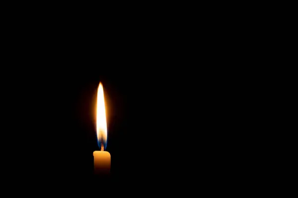 Tek Bir Yanan Mum Işık Kilisede Noel Cenaze Anma Töreninde — Stok fotoğraf