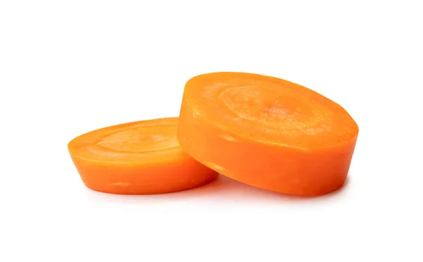 Свежие Красивые Морковные Ломтики Стеке Выделены Белом Фоне Вид Спереди — стоковое фото