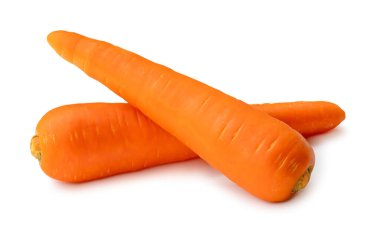 Yığınla taze turuncu havuç beyaz arka planda izole edilir. Sağlıklı sebze kökünü kapatın. 