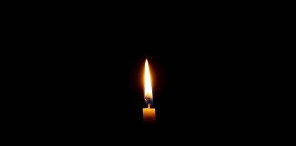 葬礼或追悼会上 在教堂桌子上黑色或深色背景的小黄蜡上 点燃着一盏灯或一盏灯 并留有复制的空间 — 图库照片