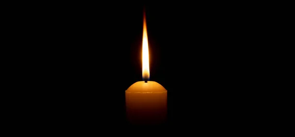 葬礼或追悼会上 在教堂桌子上黑色或深色背景的大黄蜡烛上 点燃着一盏灯或一盏灯 并留有复制的空间 — 图库照片#