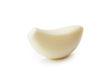 Tek bir taze soyulmuş sarımsak karanfili beyaz arka planda kırpma yolu ile izole edilir. Tayland bitkisi konsepti