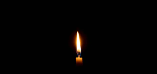 葬礼或追悼会上 在教堂桌子上黑色或深色背景的小黄蜡上 点燃着一盏灯或一盏灯 并留有复制的空间 — 图库照片