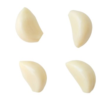 Yeni ayrılmış sarımsak karanfilleri beyaz arka planda kırpma yolu ile izole edilir. Fotoğrafı kapat.