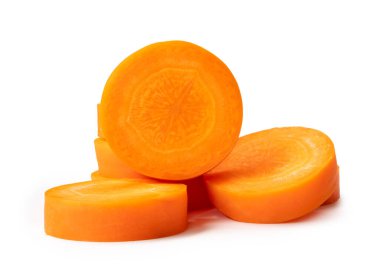 Yığınla taze havuç dilimleri beyaz arka plan cadı kırpma yolunda izole edilir. Ön görünüm.