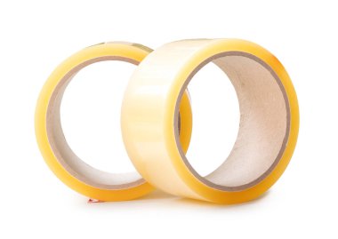 Yığındaki iki kahverengi şeffaf yapışkan bant kırpma yolu ile beyaz arkaplanda izole edilir.