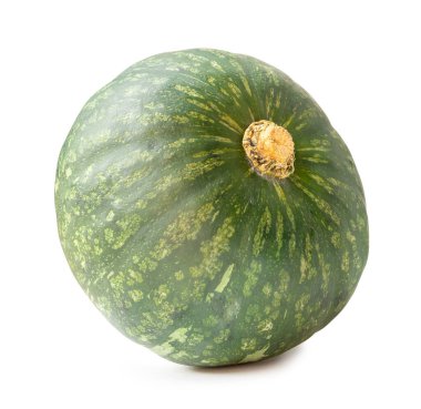 Tek bir taze kabocha ya da yeşil Japon balkabağı ön görünümü kesme yolu ile beyaz arka planda izole edilir.