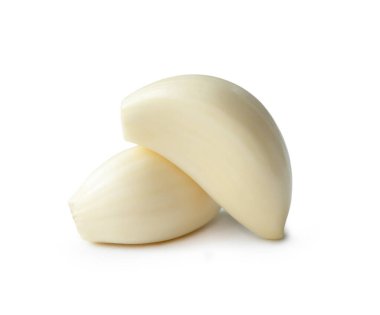 Soyulmuş sarımsak karanfilleri beyaz arkaplanda kırpma yolu ile izole edilir 