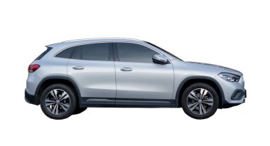 Beyaz ya da gümüş hatchback arabası kırpma yolu ile beyaz arka planda izole edilir.