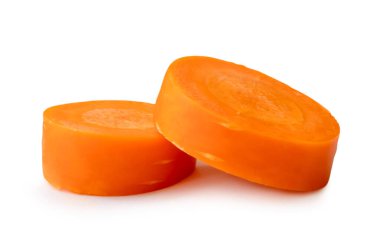 Güzel turuncu havuç dilimleri beyaz arka planda kırpma yolu ile izole edilir..