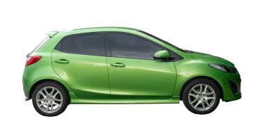 yeşil hatchback arabası kırpma yolu ile beyaz arka planda izole edilir.