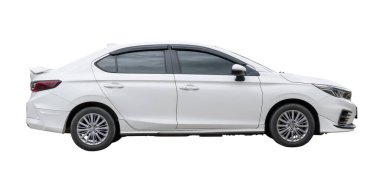 Lüks beyaz sedan spor araba kırpma yolu ile beyaz arka planda izole edilir