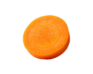 Tek güzel turuncu havuç diliminin üst görüntüsü beyaz arka planda kırpma yolu ile izole edilmiştir..